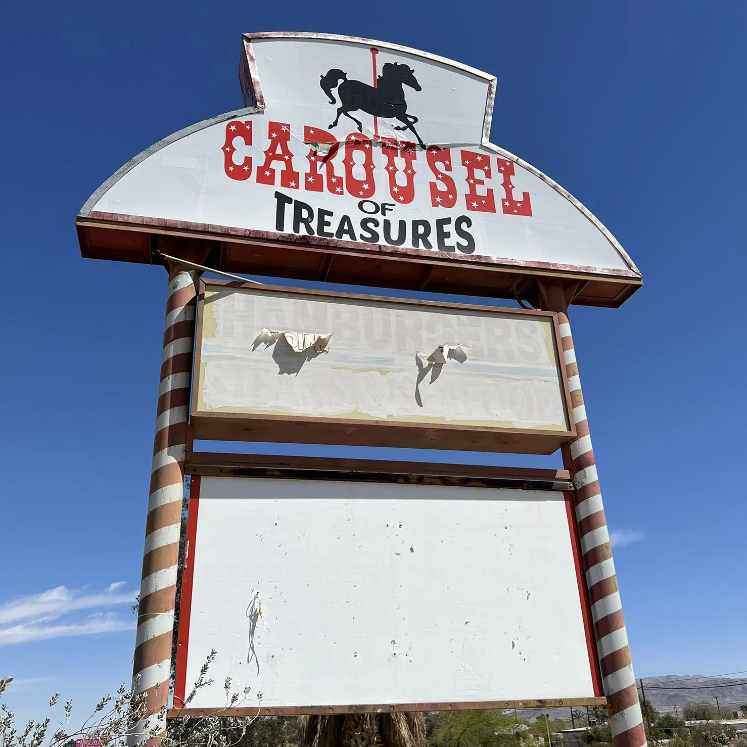 雨上がりのマジョール広場の片隅 The Carousel - Twentynine Palms - California — Abandoned Places